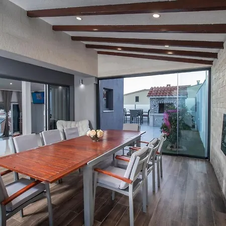 Martinis, Rogoznica, Private Heated Pool וילה רוגוזניצה